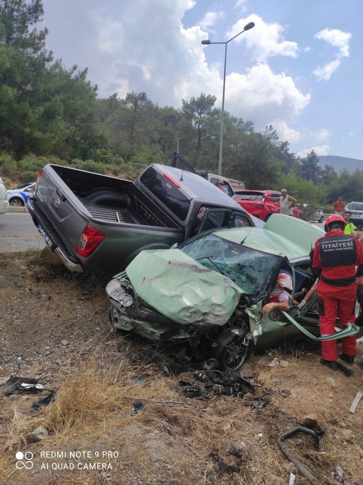 Otomobille kamyonet çarpıştı: 6 yaralı