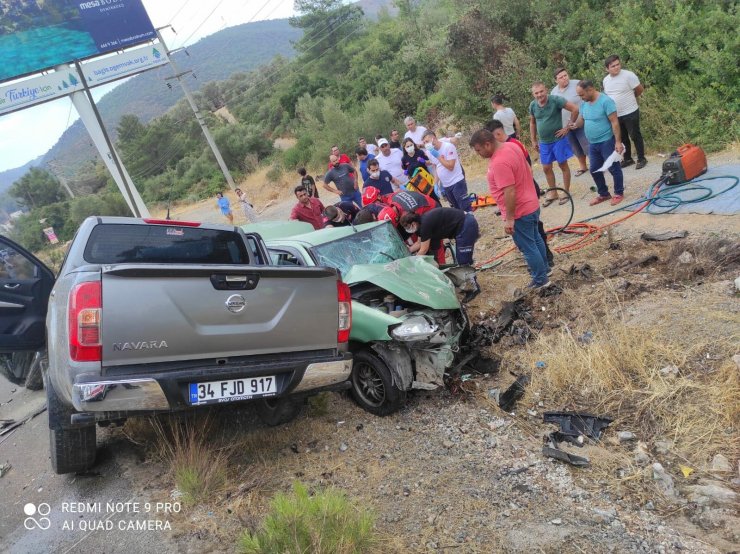 Otomobille kamyonet çarpıştı: 6 yaralı