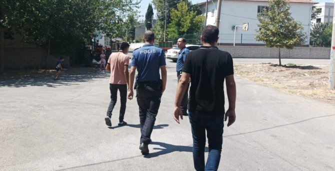 Üzerine benzin dökerek kendini yakmak istedi