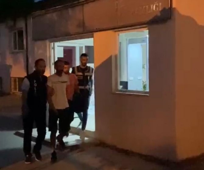 75 düzensiz göçmen kurtarıldı, olayla ilgili iki kişi tutuklandı