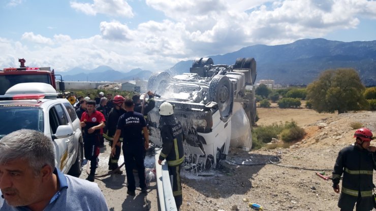 Devrilen TIR'ın şoförü, sıkıştığı yerden güçlükle çıkarıldı