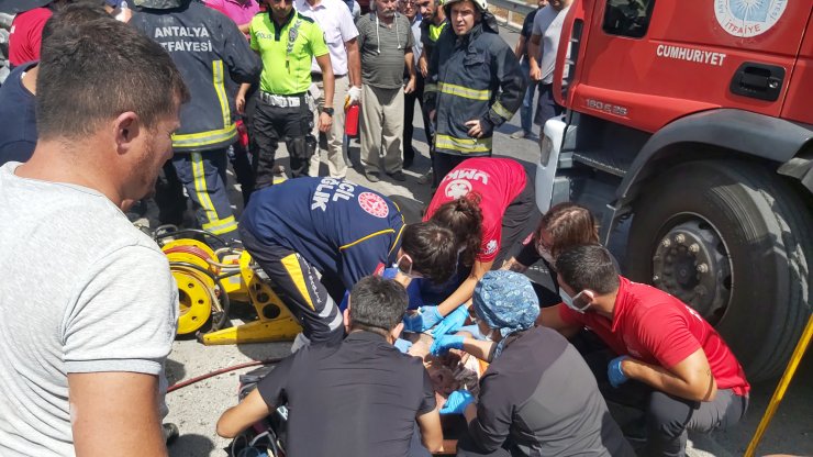 Devrilen TIR'ın şoförü, sıkıştığı yerden güçlükle çıkarıldı