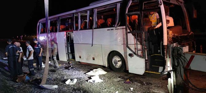Denizli’de yolcu otobüsü refüje devrildi: 2’si ağır 28 yaralı
