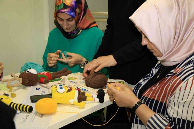 Hem öğreniyor hem de aile ekonomisine katkı sağlıyorlar