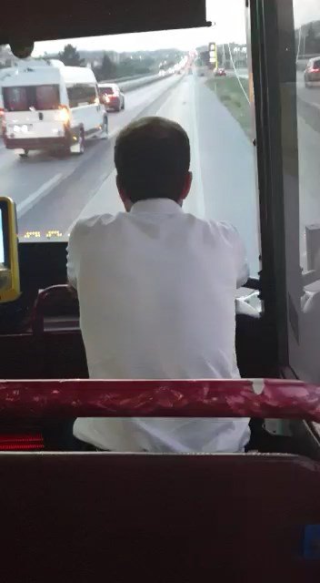 İETT şoförü direksiyonu yolcuya teslim etti iddiası