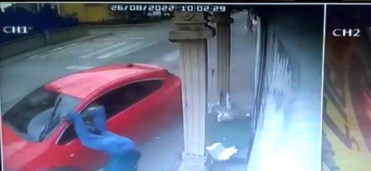 İş yerinin önünü temizlerken otomobil çarptı