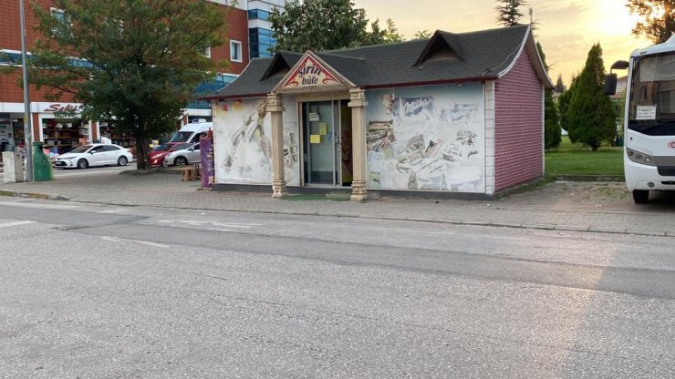 İş yerinin önünü temizlerken otomobil çarptı