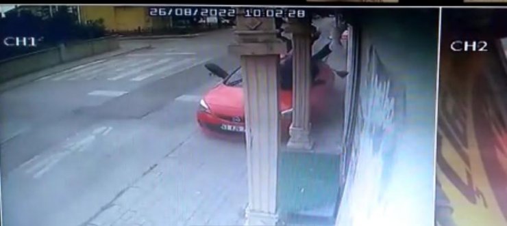 İş yerinin önünü temizlerken otomobil çarptı