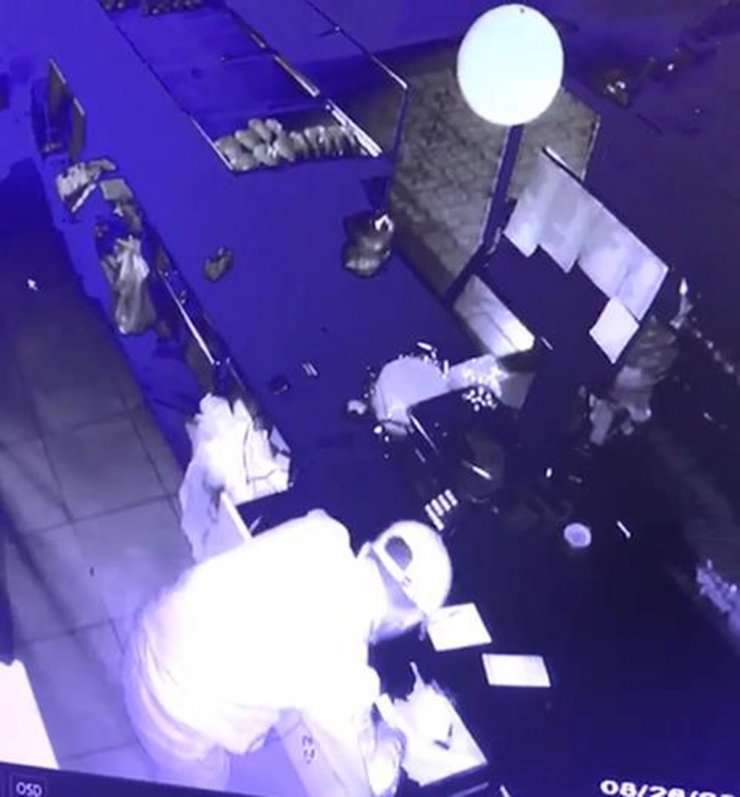 Kamera açısını değiştirdi ama diğer kameraya yakalandı