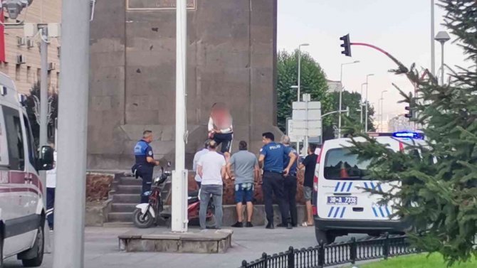 Kendine zarar veren şahsı polis etkisiz hale getirdi