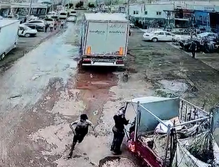 Köpekten kaçan çocuğa aracın çarptı