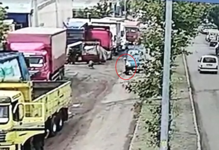 Köpekten kaçan çocuğa aracın çarptı