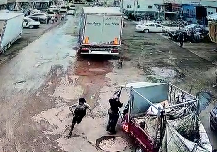 Köpekten kaçan çocuğa aracın çarptı