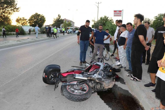 Motosikletle otomobil çarpıştı: 2 yaralı