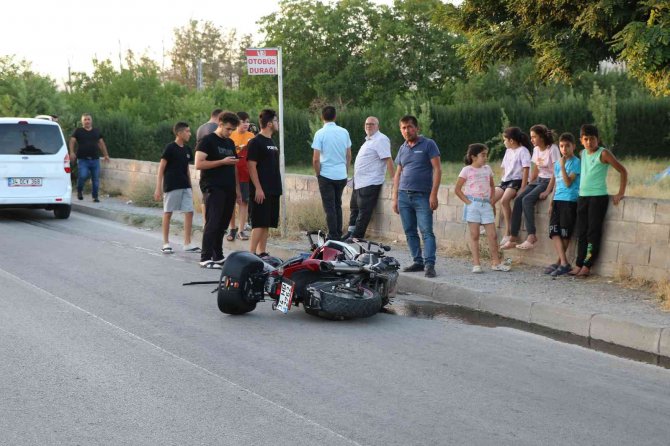 Motosikletle otomobil çarpıştı: 2 yaralı
