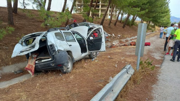 Park halindeki otomobile arkadan çarptı; 2 ölü, 4 yaralı