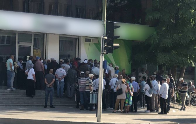 Promosyon almak için bankalara gelenler metrelerce kuyruk oluşturdu