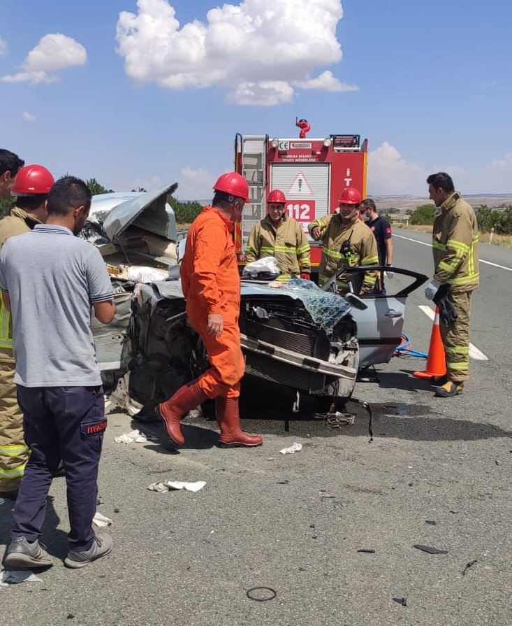 TIR'a çarpan otomobilde karı koca öldü, oğulları yaralı