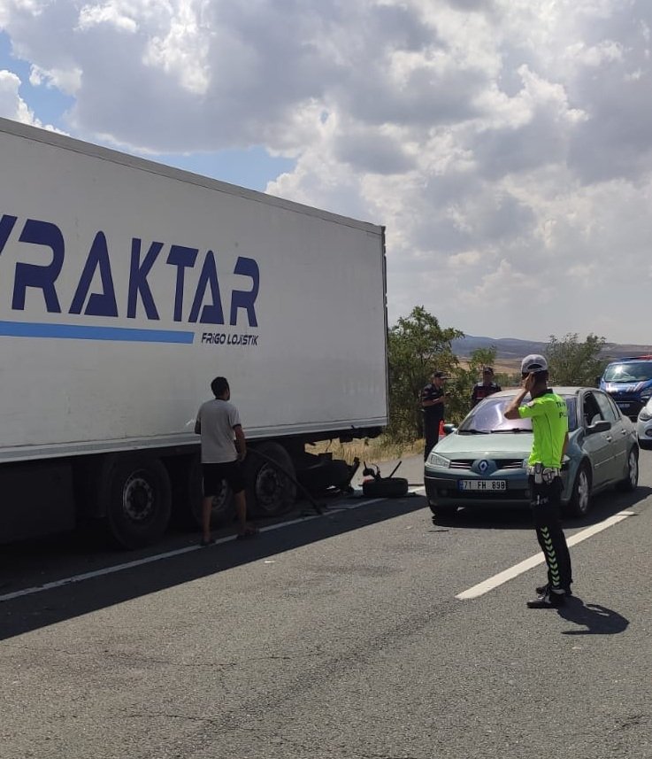 TIR'a çarpan otomobilde karı koca öldü, oğulları yaralı
