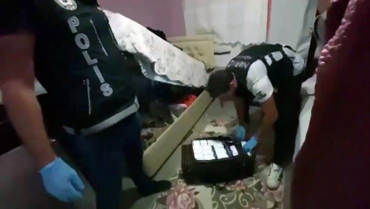 Uyuşturucuyu ekmeğin içine gizlemiş