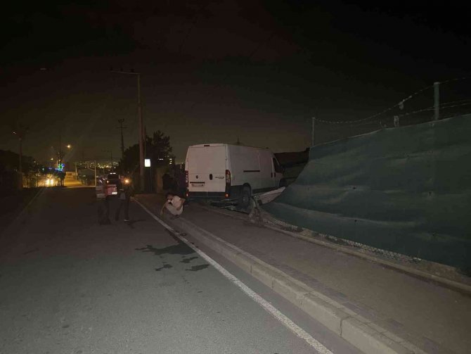 Yoldan çıkan minibüs deponun çatısına çarptı