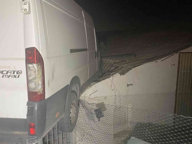 Yoldan çıkan minibüs deponun çatısına çarptı