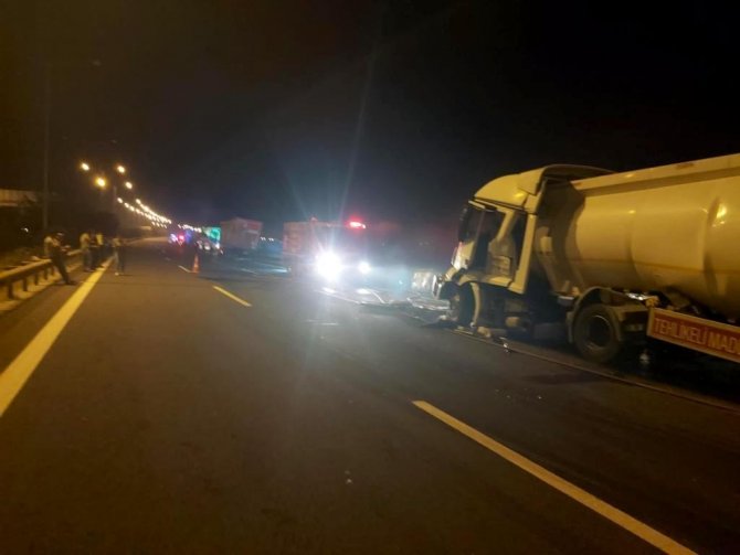 Akaryakıt tankeri tıra arkadan çarptı: 1 ölü
