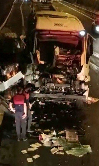 Akaryakıt tankeri tıra arkadan çarptı: 1 ölü