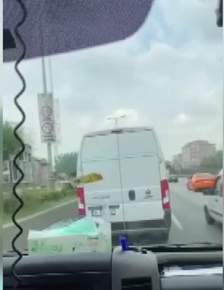 Ambulansa yol vermeyen minibüs şoförü kamerada