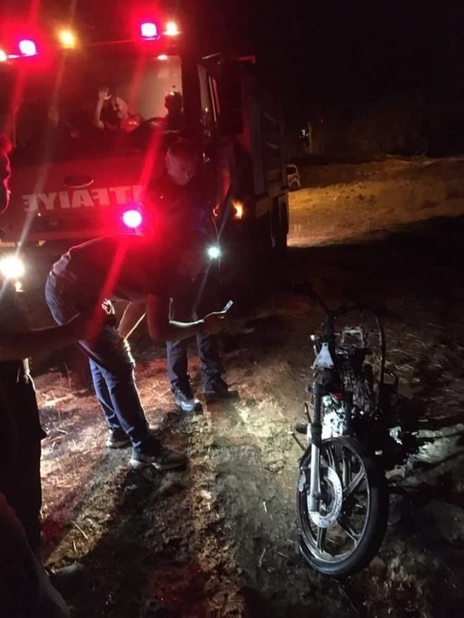 Anız yangınında motosiklet küle döndü