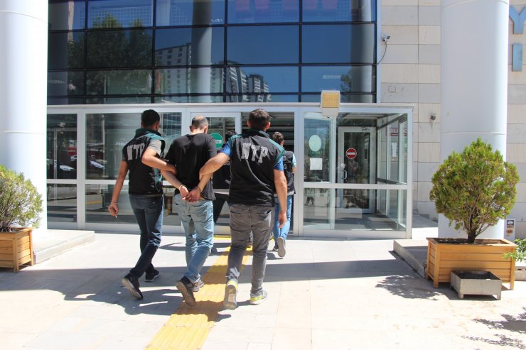 Araçta uyuşturucuyla yakalanan 2 şüpheli tutuklandı