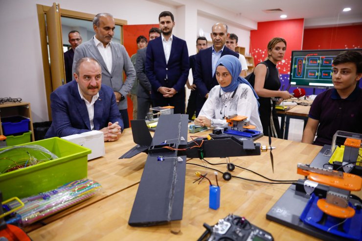 Bakan Varank Arnavutköy Bilişim Akademisini ziyaret etti
