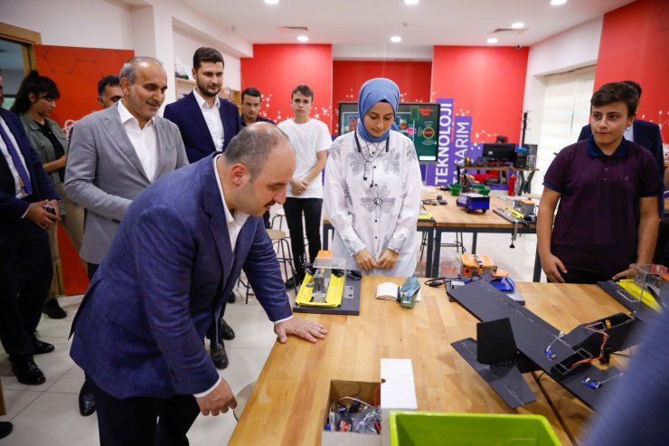 Bakan Varank Arnavutköy Bilişim Akademisini ziyaret etti