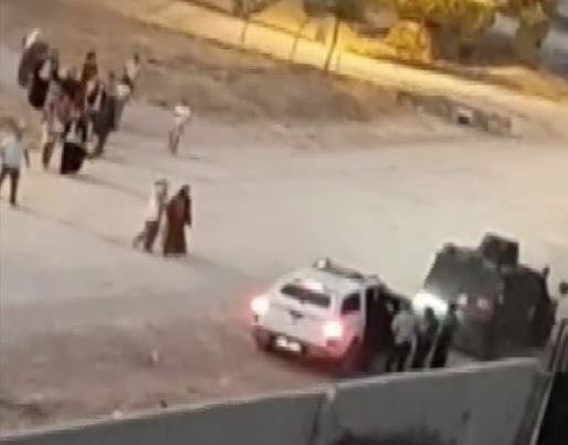 Eşini ve 3 kızını öldüren şüpheliye mahalleliden tepki