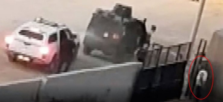 Eşini ve 3 kızını öldüren şüpheliye mahalleliden tepki