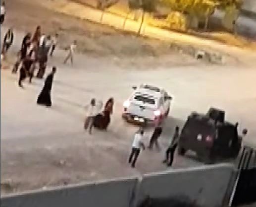 Eşini ve 3 kızını öldüren şüpheliye mahalleliden tepki