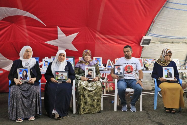 Evlat nöbetindeki baba: Çocuklarımızı almadan buradan kalkmayacağız