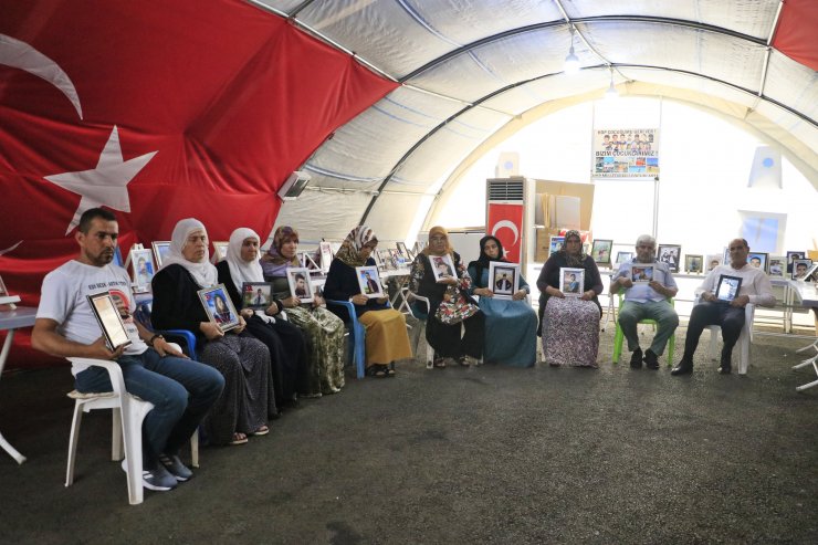 Evlat nöbetindeki baba: Çocuklarımızı almadan buradan kalkmayacağız