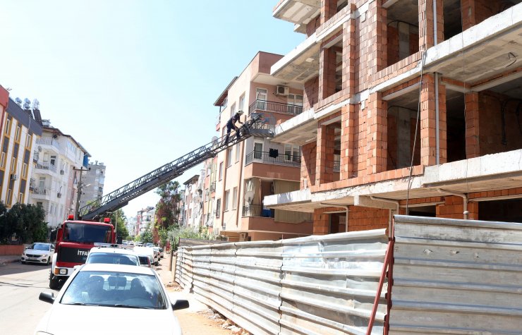 İnşaatta mahsur kalan kediyi itfaiye kurtardı