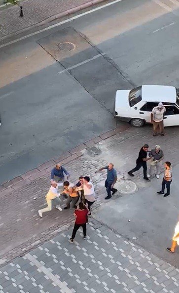 Konya'da sürücülerin trafik kavgası kamerada