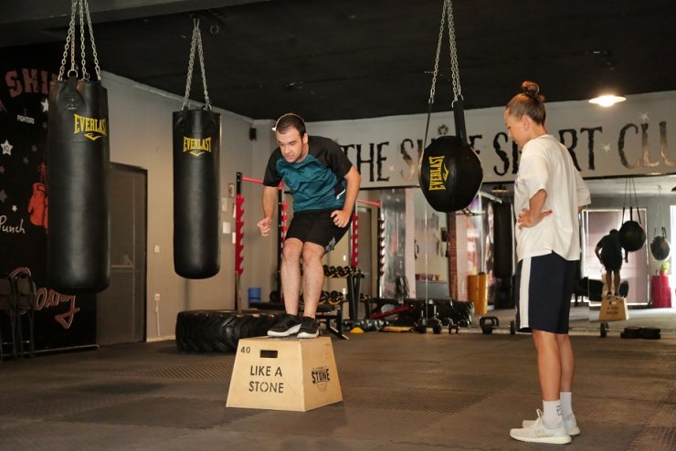 Mental retardasyon engeli bulunan Burhan sporla engelleri aştı