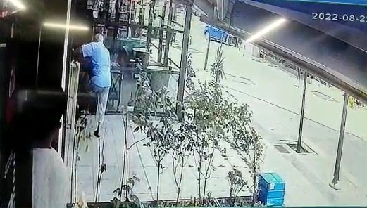 Sokak kedisine terlikle şiddet