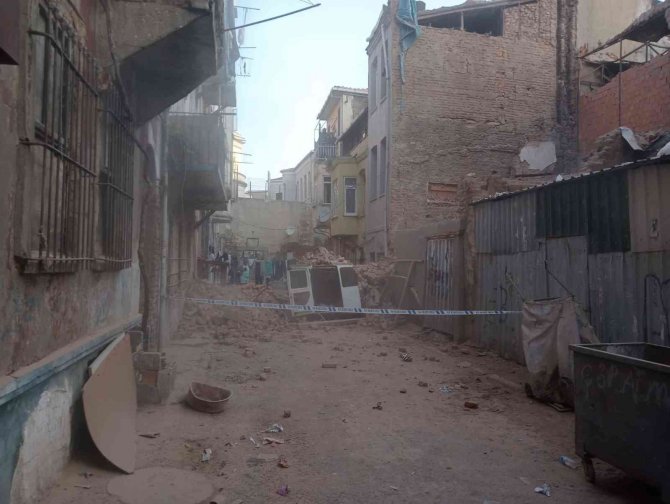 4 katlı metruk bina çöktü