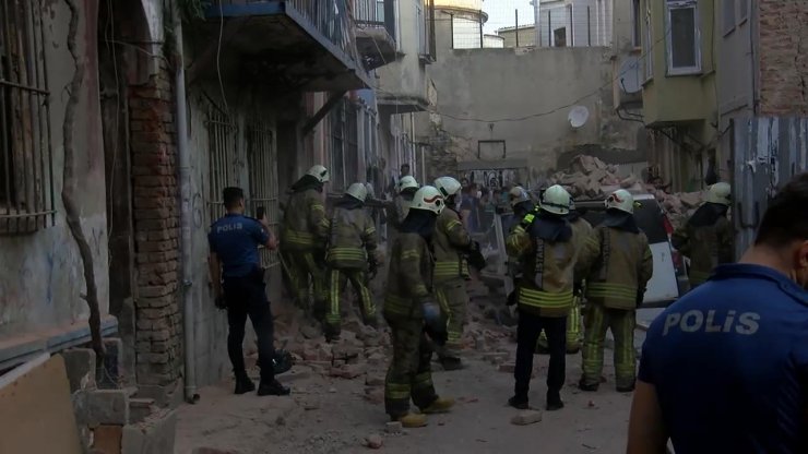 4 katlı metruk binanın duvarı çötü