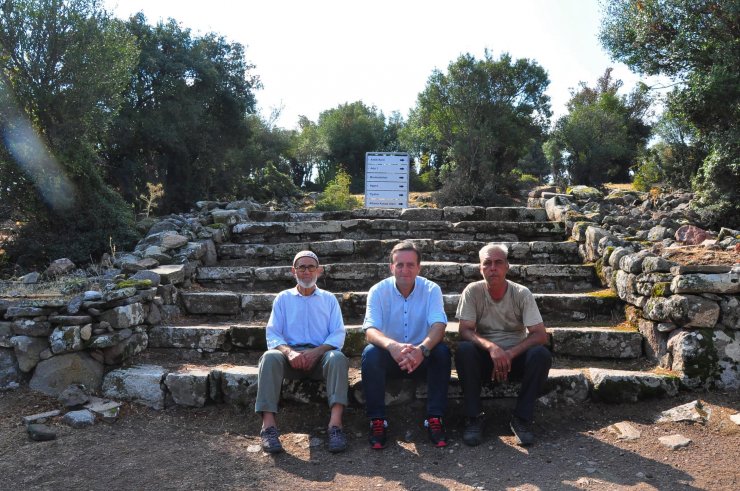 Baba-oğul, 54 yıldır antik kent Aigai'yi koruyor