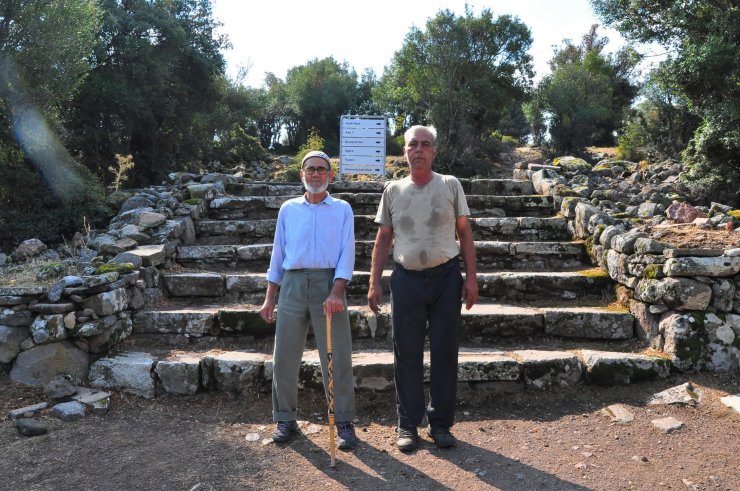 Baba-oğul, 54 yıldır antik kent Aigai'yi koruyor