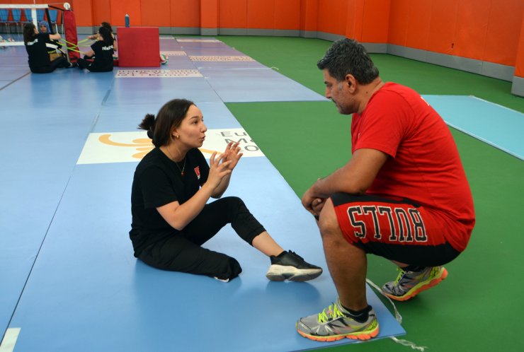 Bacağını kaybeden Ceren, ne eğitimden ne de voleyboldan koptu