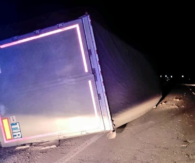 Bariyerlere çarpan tır devrildi: 2 yaralı