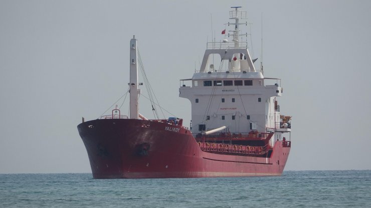 Çanakkale Boğazı girişinde karaya oturan kargo gemisi kurtarıldı