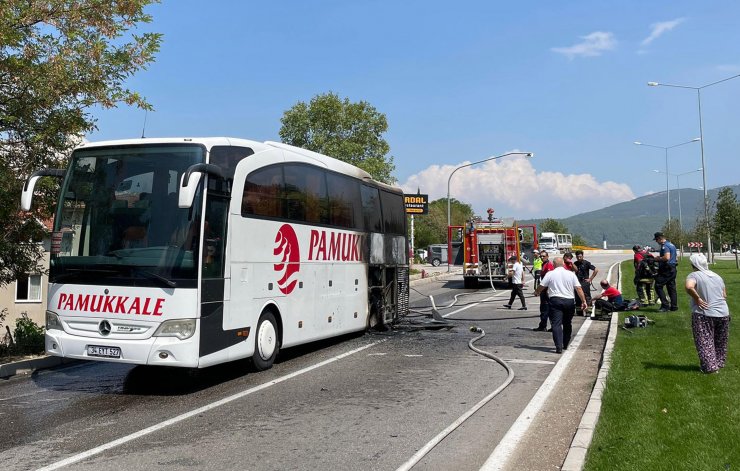 Denizli'de yolcu otobüsü, alev alev yandı
